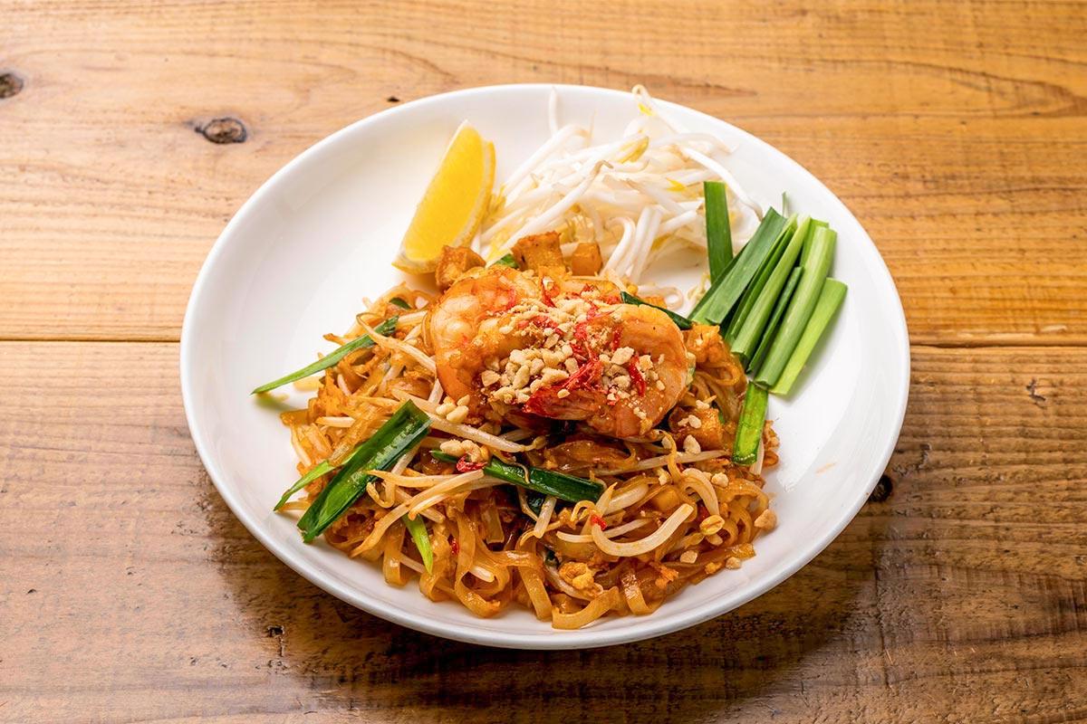 バンコックポニー食堂人気No.4 ผัดไทย タイ焼きそば Thai-Style Stir-Fried Noodles