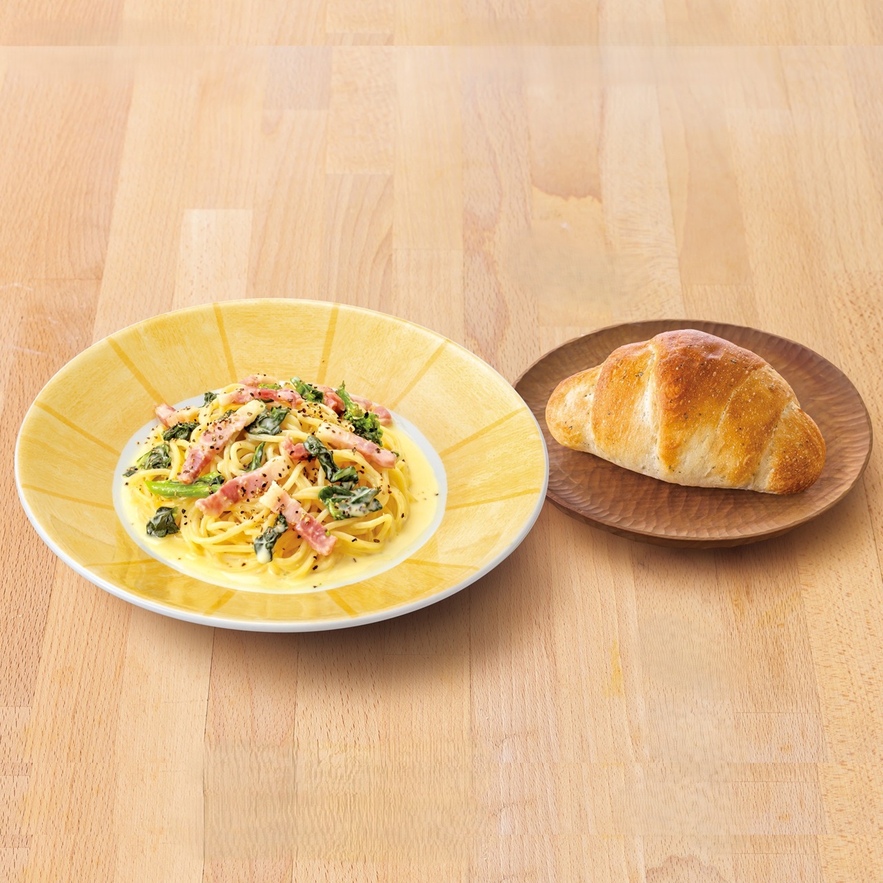 鎌倉パスタ 菜の花とパンチェッタのカルボナーラ<名物バジルロール付き>