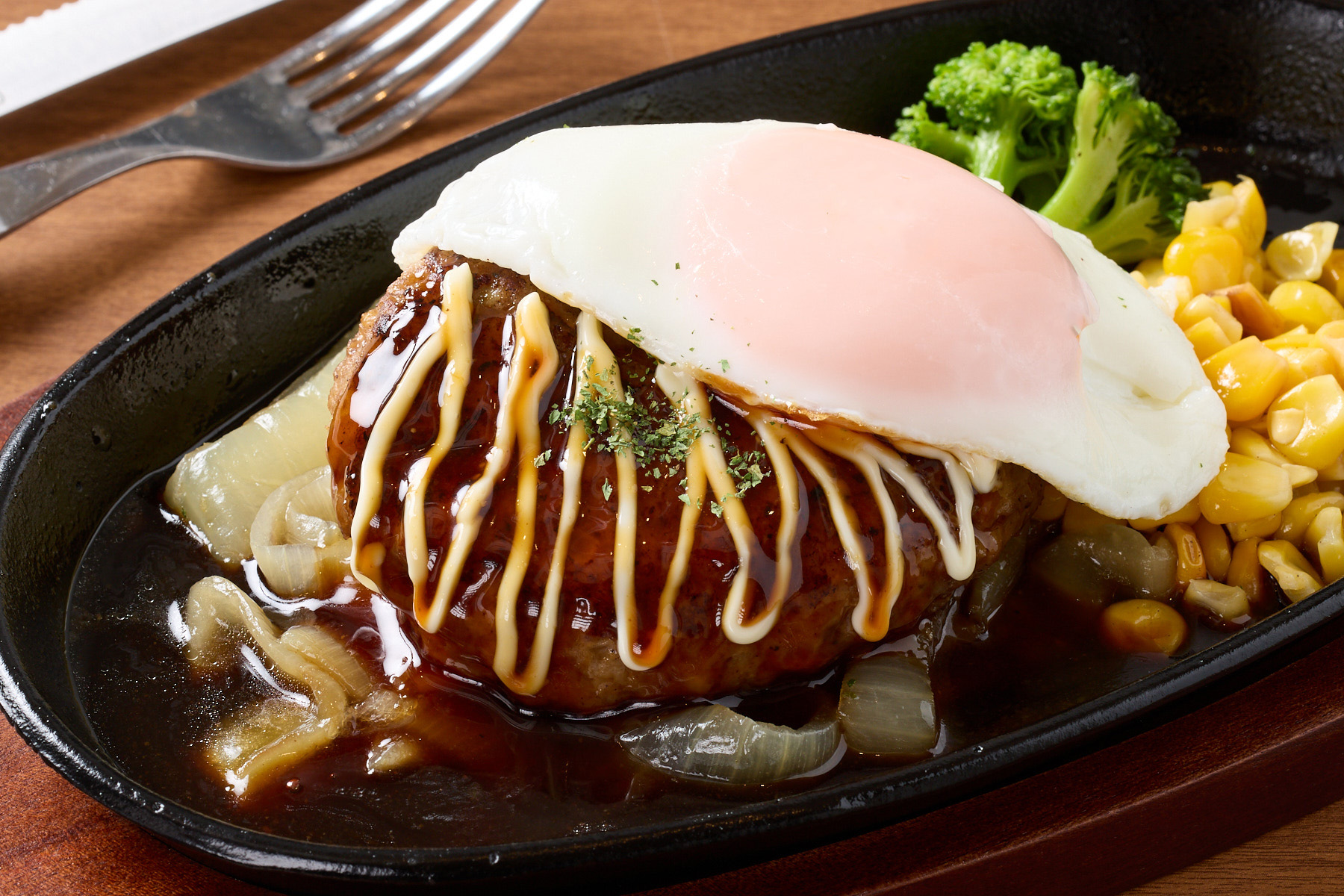 肉屋のハンバーグとガーリックライス 【とろーり】月見テリマヨハンバーグBOX Fried Egg Teriyaki Mayo Hamburg