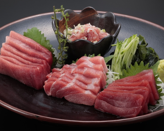 板前寿司 天然本まぐろ刺身盛り合わせ(5～6人前) Assorted Wild Bluefin Tuna Sashimi (5-6 servings)