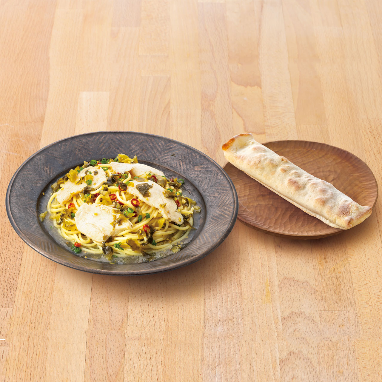 101.桜姫鶏と高菜のピリ辛おだしパスタ<ベーコンのトマトスティックピザ付き>