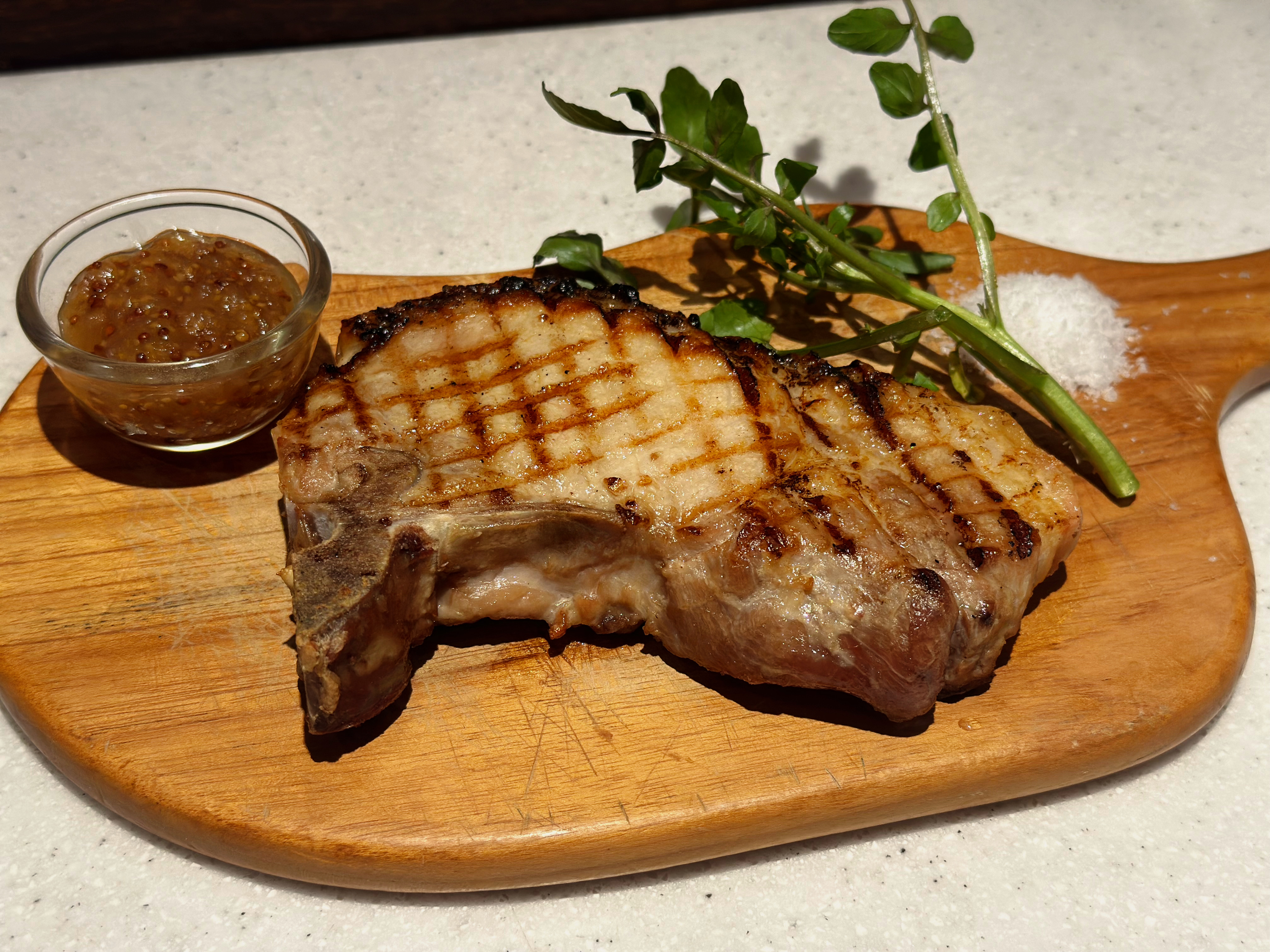 俺のイタリアン 岩中豚の骨付きロースのグリル