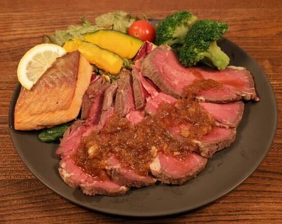 筋肉食堂 New・極上牛赤身のローストビーフ+サーモン(弁当) Lean Roast Beef + Salmon