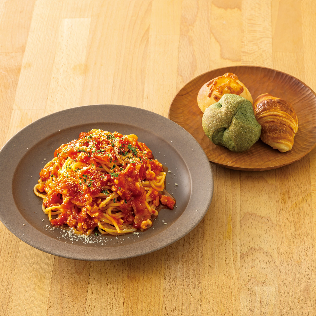 鎌倉パスタ 103.セミドライトマトとモッツァレラのトマトソースパスタ<パン3個付き>