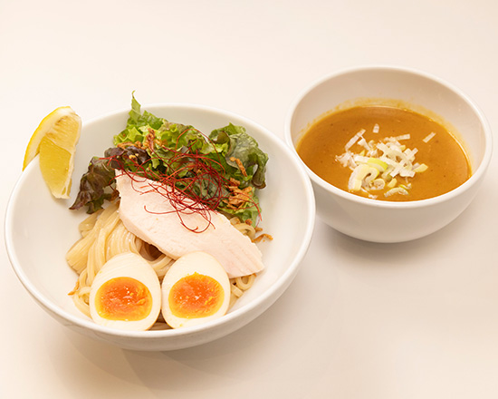 トクベツ。 味玉ベジポタ鶏白湯つけ麵(薬味ネギ、レモン、鶏叉焼1枚、サニーレタス、フライドオニオン、糸唐辛子、味玉)