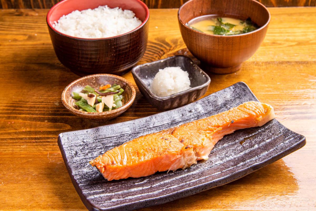 しんぱち食堂人気No.1 厚切り銀鮭塩焼き定食