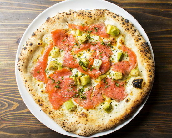 アボカドとサーモンと日高産クリームチーズのピッツァ