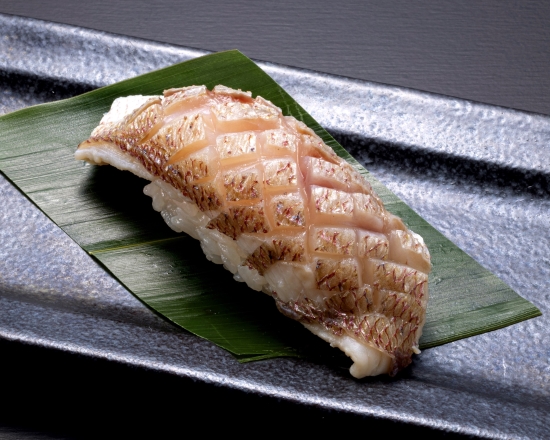 板前寿司 江戸前春子鯛酢〆 Young Red Snapper marinated in vinegar