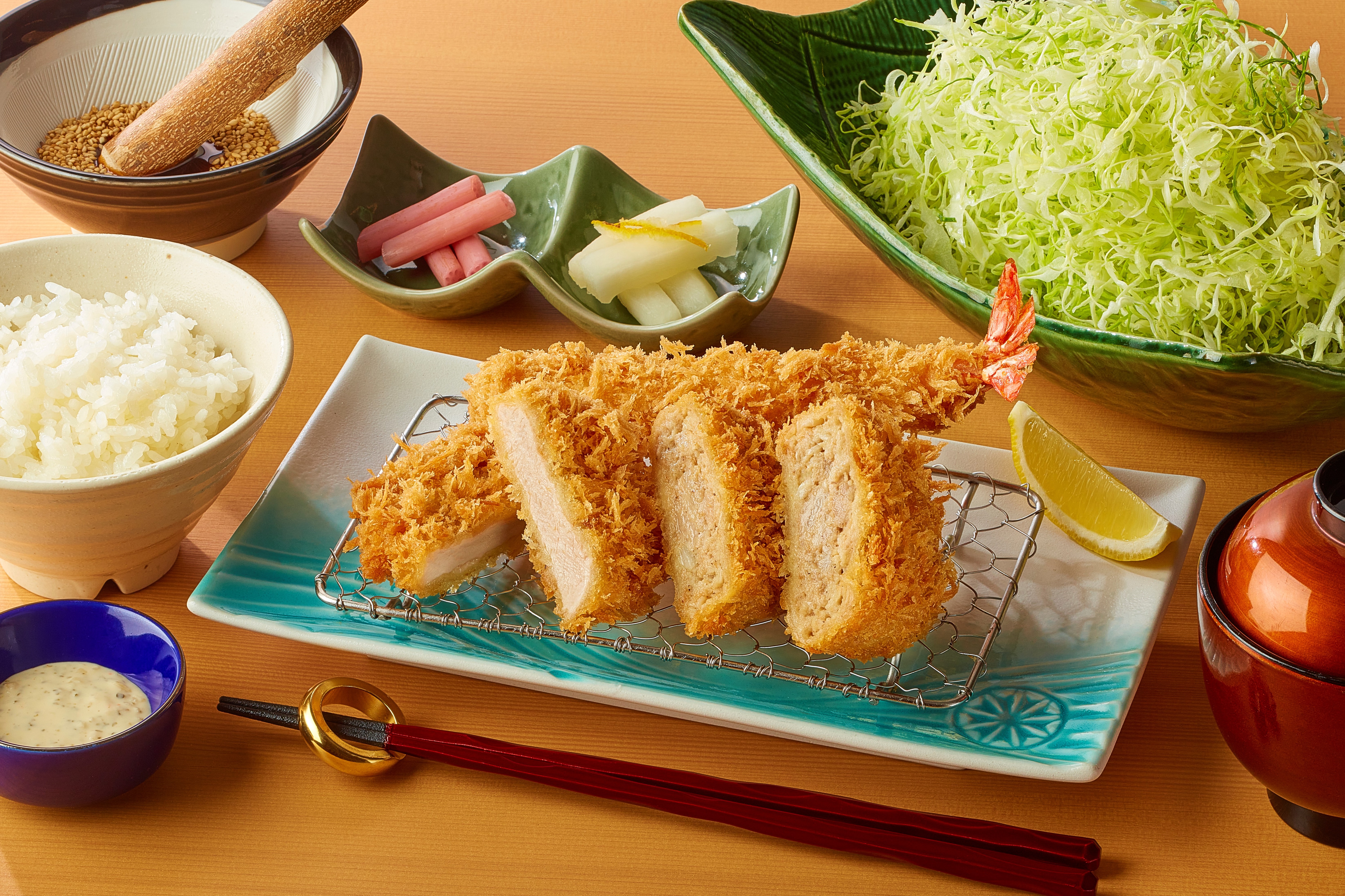 とんかつ 新宿さぼてん saboRED ”とろ旨” メンチかつ弁当