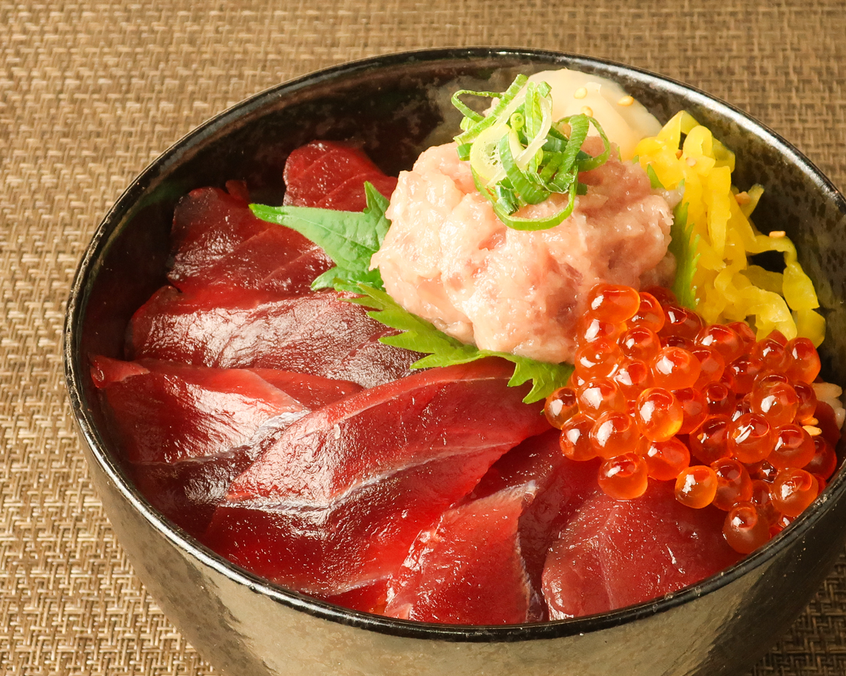 職人のシャリで食べるまぐろ丼 まぐろ近衛 いくら鉄火丼