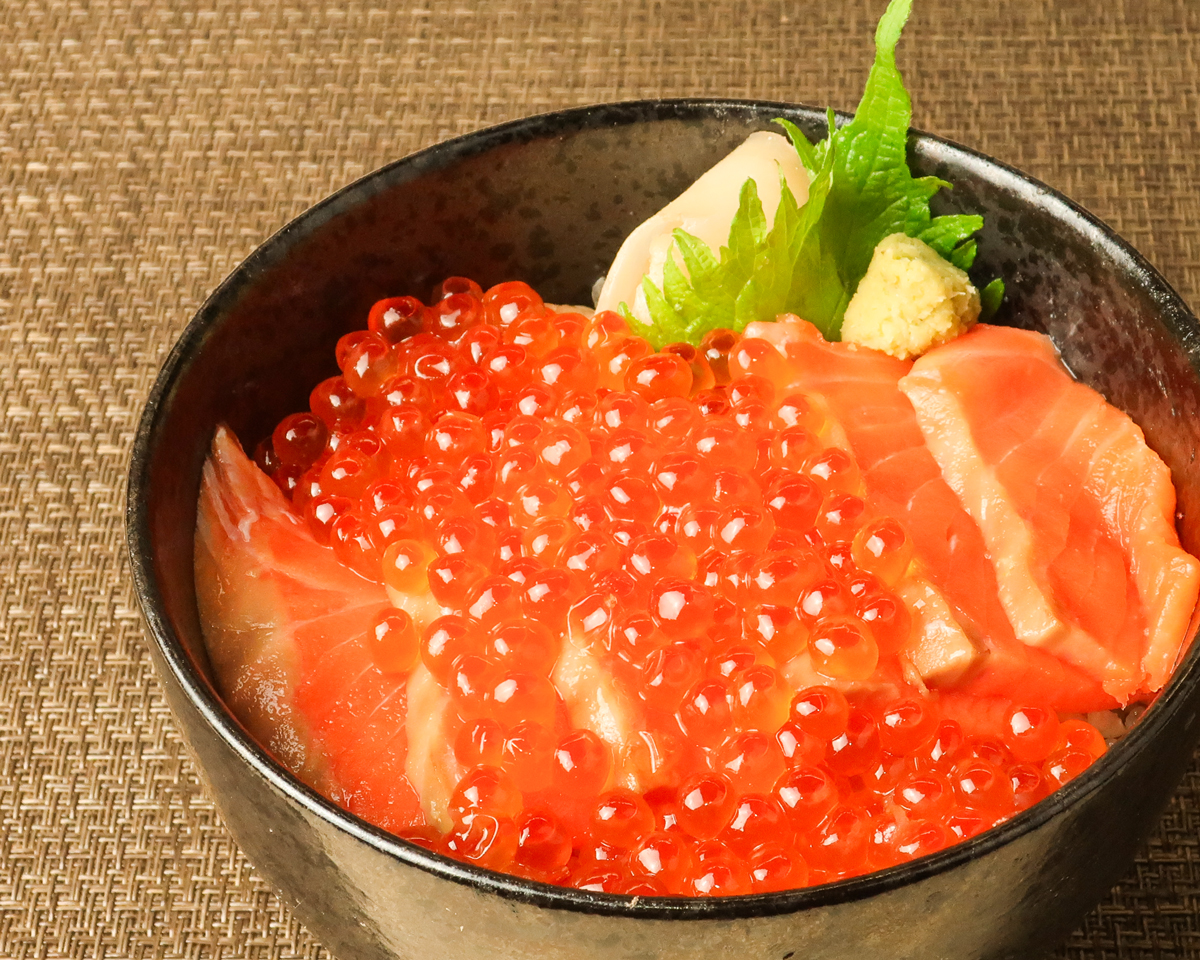 職人のシャリで食べるまぐろ丼 まぐろ近衛 たっぷりいくらとサーモン丼
