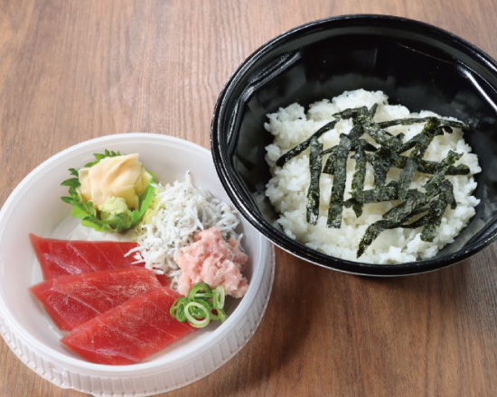 目利きの銀次 まぐろとしらす干しとまぐろたたきの三種丼