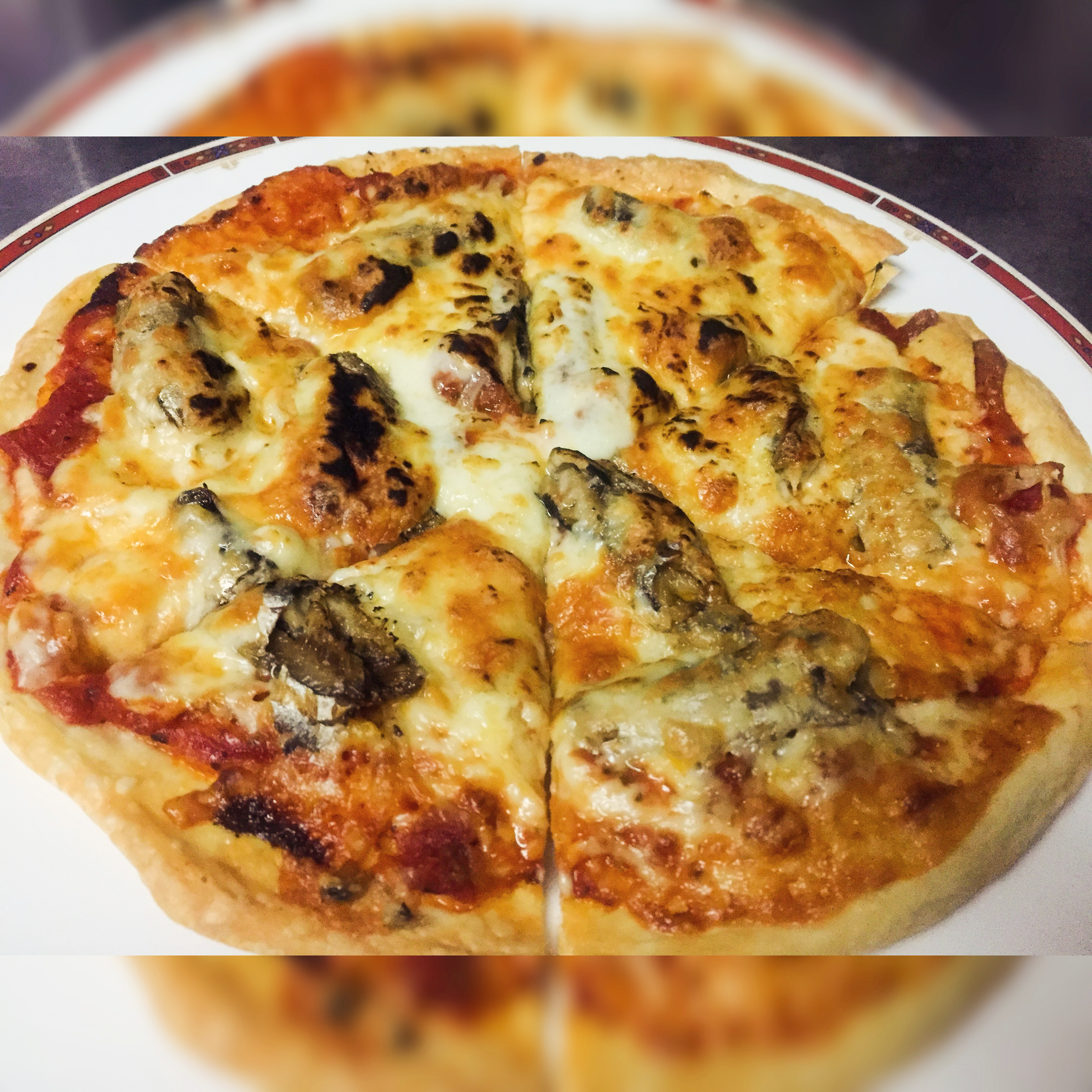 スモークオイルサーディンピザ