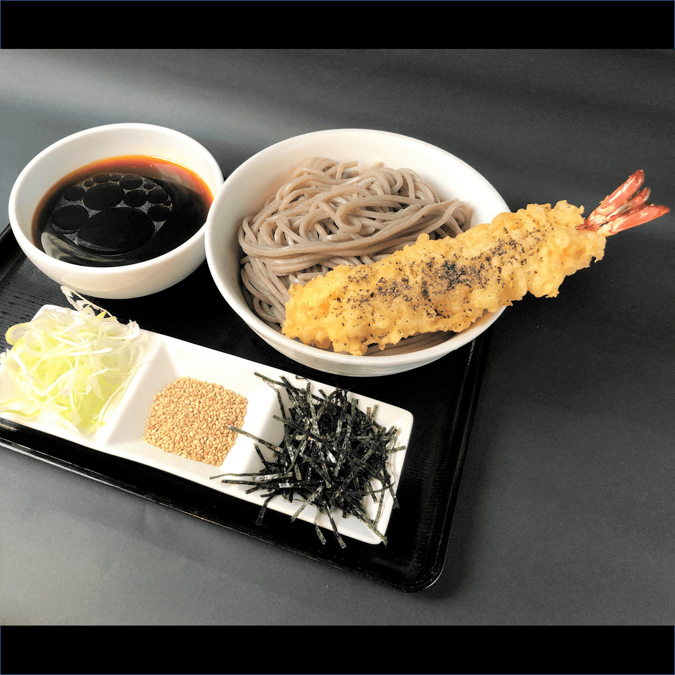なぜ蕎麦にラー油を入れるのか。 エビ天もりそば