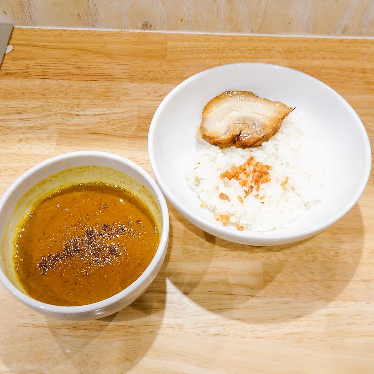 魚介豚骨ポークカレー(フライドオニオン、豚チャーシュー1枚)