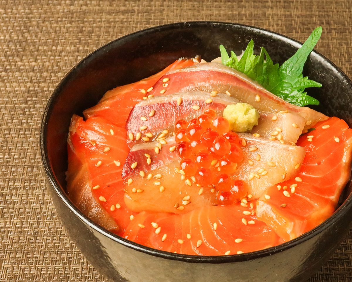 職人のシャリで食べるまぐろ丼 まぐろ近衛 漬けサーモン・はまち丼 いくらのっけ