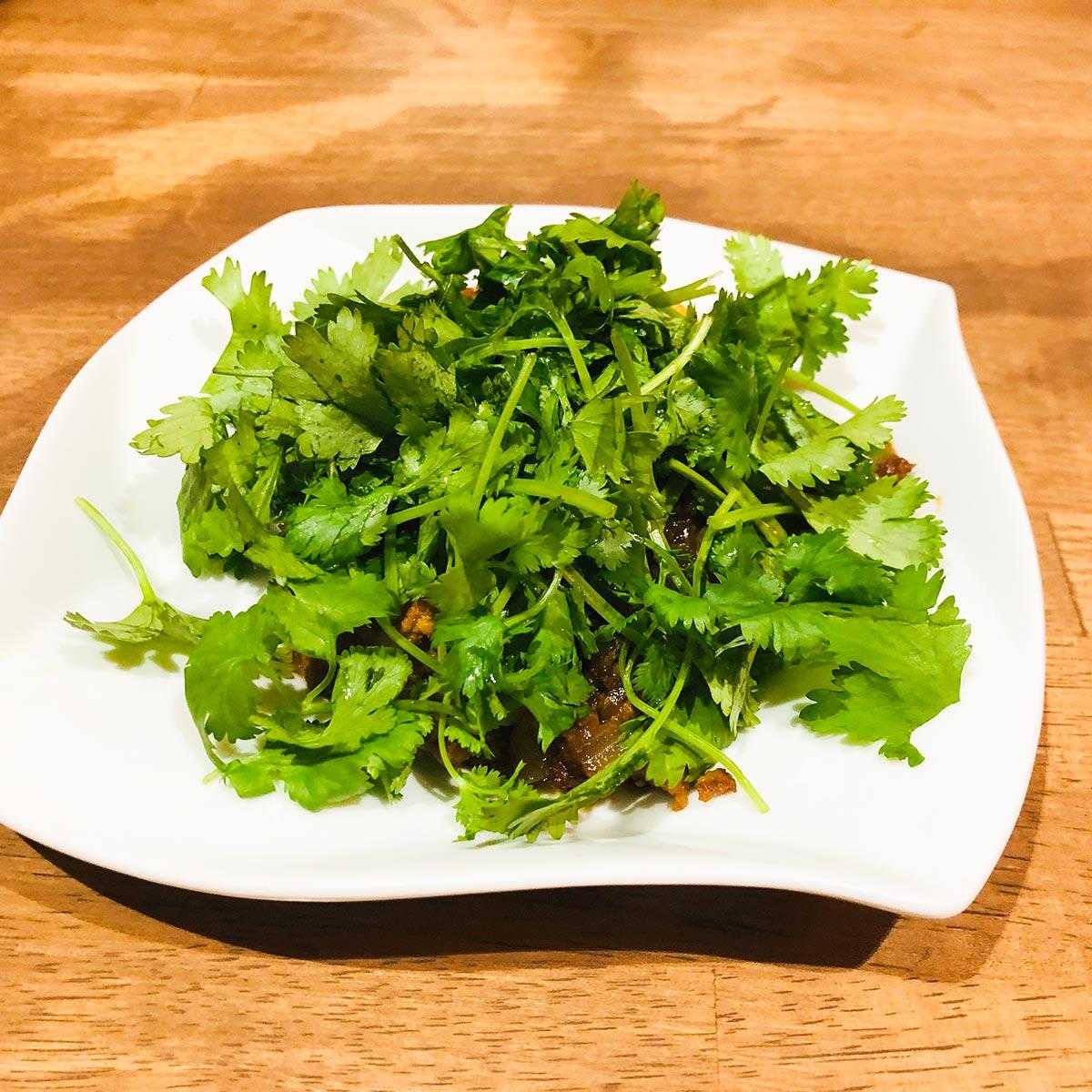 スパイスhub Pakuchi salad パクチサラダ