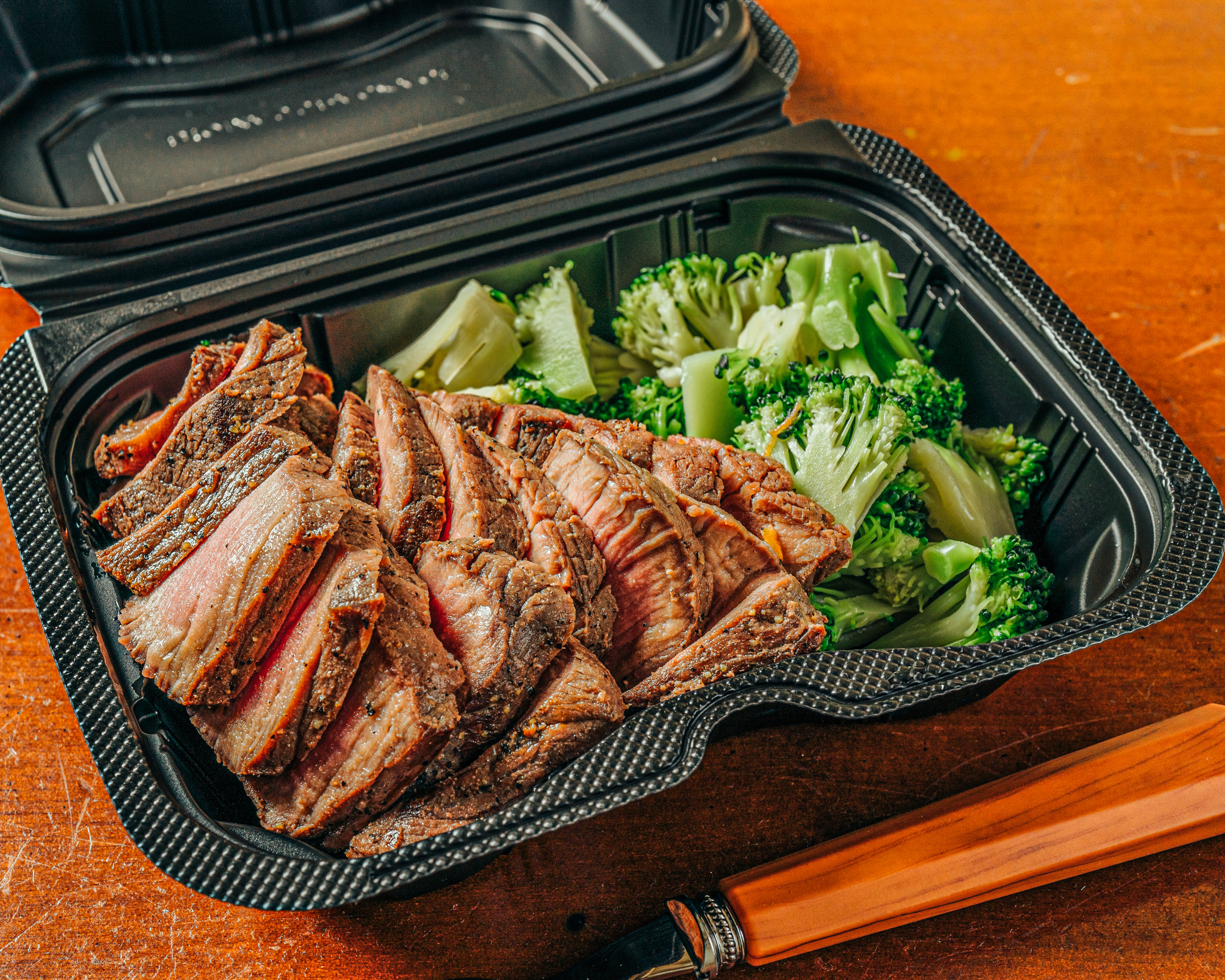 たっぷりたんぱく肉とブロッコリー生活 【たんぱく質87.9g】自家製ローストビーフとブロッコリー(ローストビーフ300g)