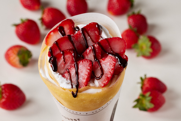 至福の贅沢「恋するクレープ」 【いちごもチョコも】2倍盛りチョコいちごクリーム(Mサイズ) ​​Reward Chocolate Strawberry Cream