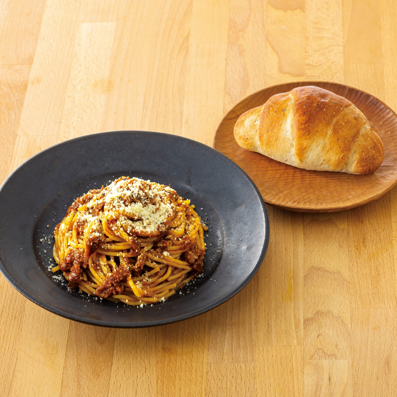 鎌倉パスタ 109.ボロネーゼ<名物バジルロール付き>