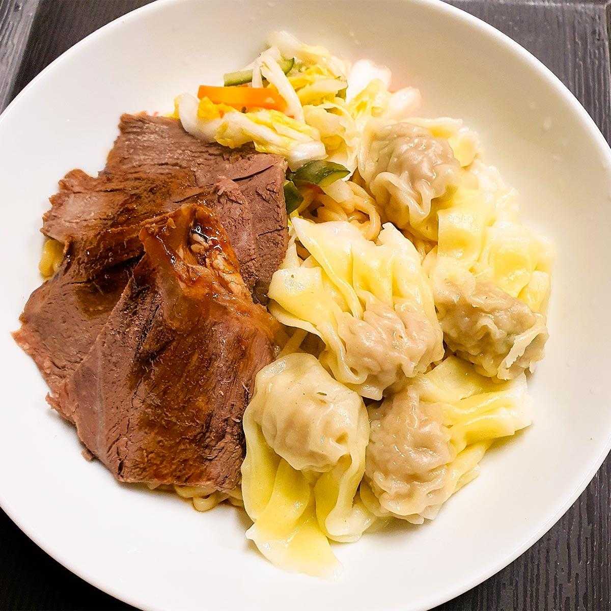 台湾小籠包 醬牛肉ワンタン麵