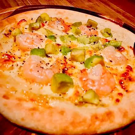 海老とアボカドのアイオリピザ