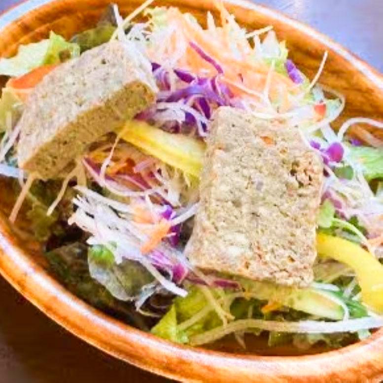 トラットリア シェ ラパン 豚肉の自家製パテ 季節野菜サラダ