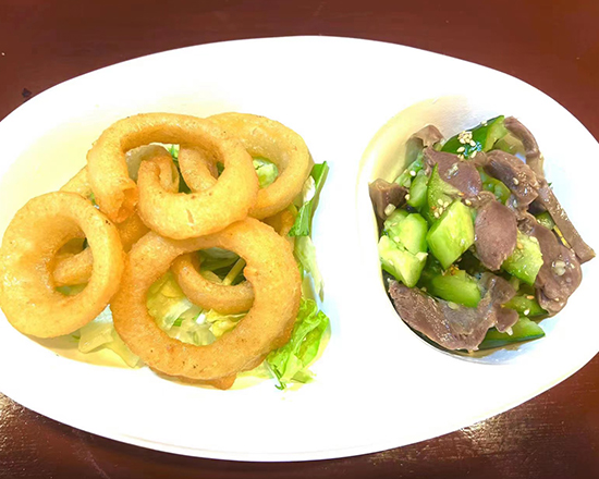 餃子酒場 オニオンリング揚げと砂肝和え