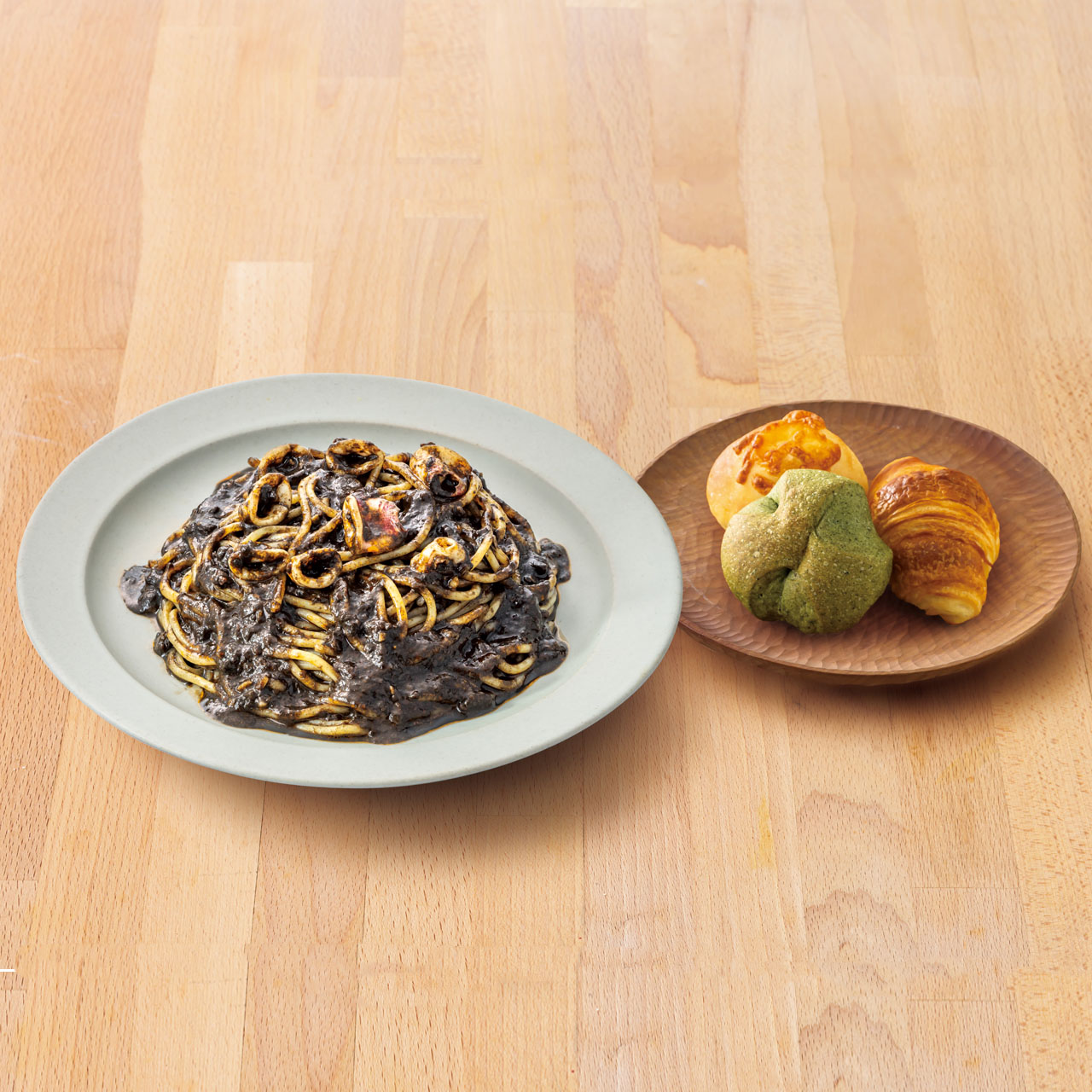 鎌倉パスタ 105.やりいかのいかすみトマトソース<パン3個付き>