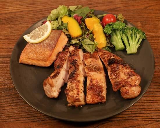 筋肉食堂 New・皮なし鶏モモ肉のピリ辛スパイシーグリルチキン+サーモン Spicy grilled Chicken Thigh + Salmon