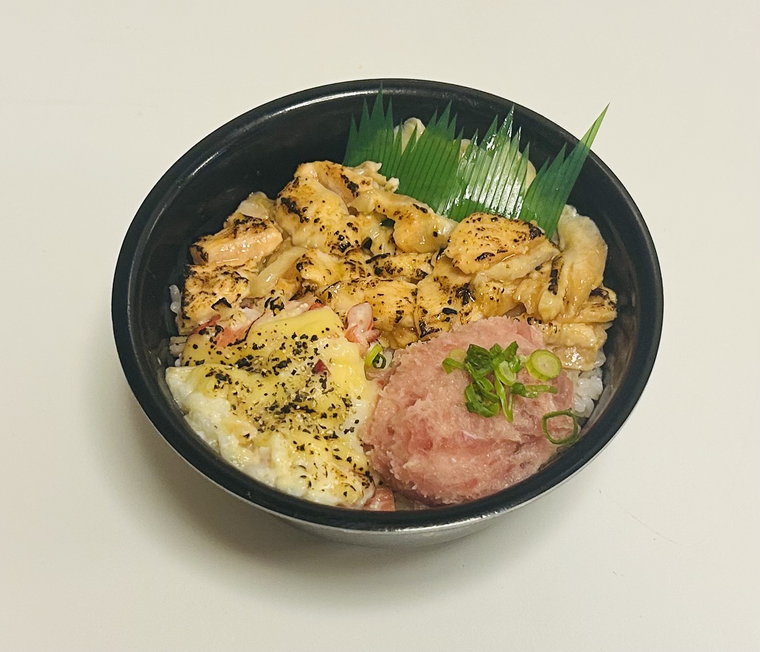 魚丼 期間限定！焦がしバター醤油サーモン海鮮グラタンねぎとろ丼