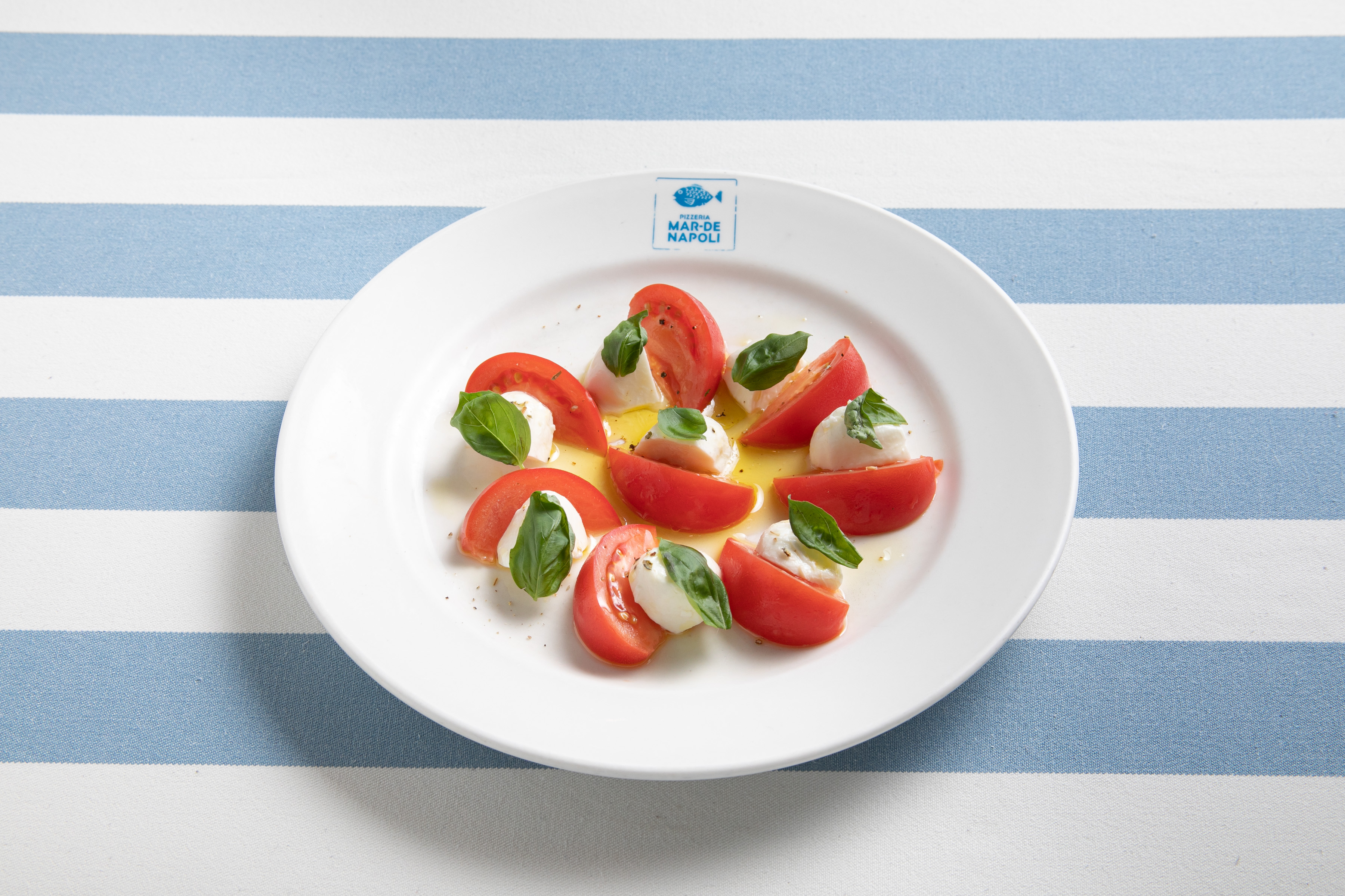 ピッツェリア マルデナポリ 真っ赤なフルーツトマトと水牛モッツァレラチーズのカプレーゼ