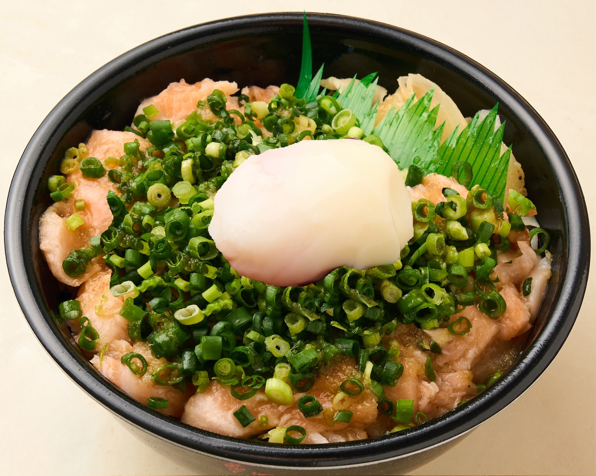 魚丼 期間限定！ねぎたまサーモン塩ダレ丼⭐︎温玉別容器