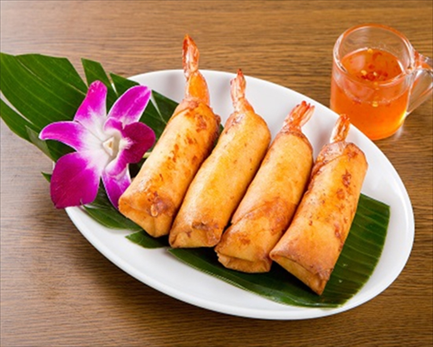 アジアンダイニングバー SAPANA(サパナ) 人気のエビ揚げ春巻き(2本) Popular fried shrimp spring rolls(2P)