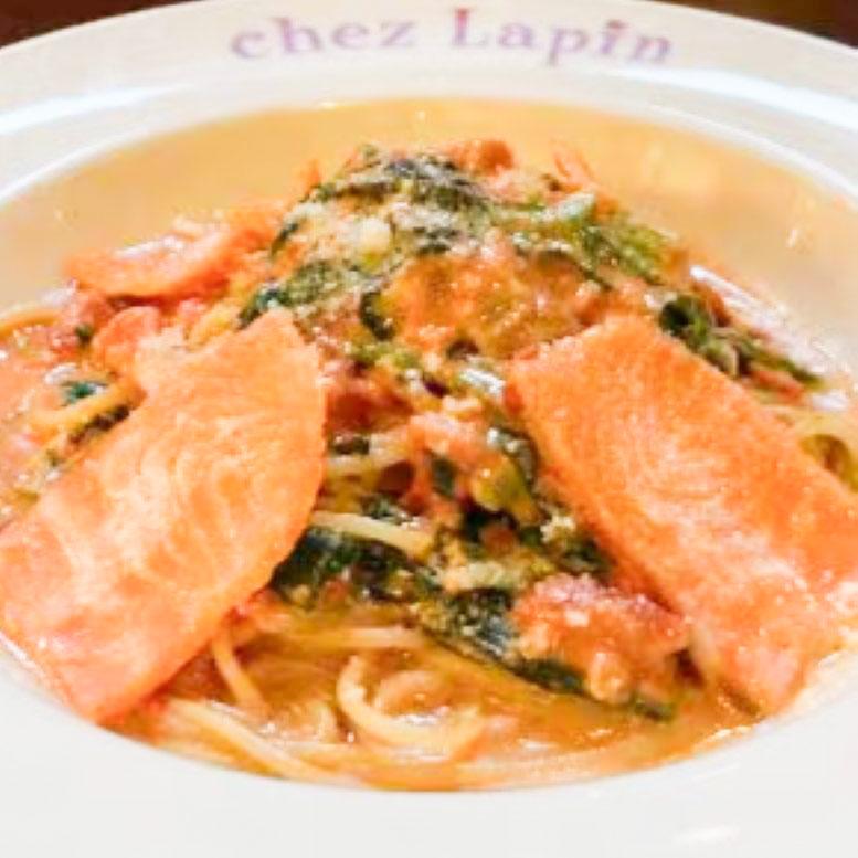 トラットリア シェ ラパン 自家製スモークサーモンとほうれん草のトマトクリームソース スパゲッティ