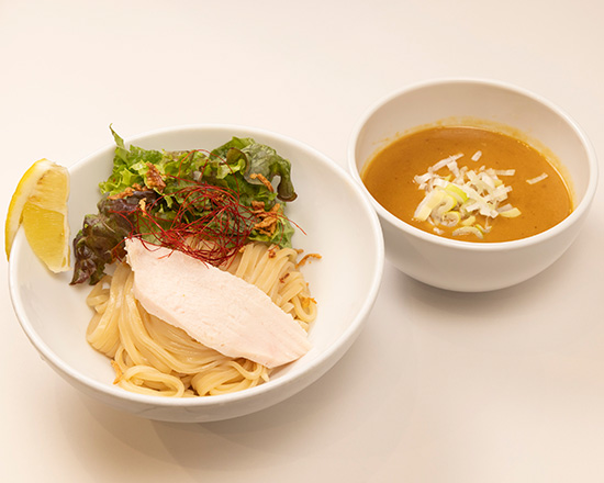 トクベツ。 ベジポタ鶏白湯つけ麵(薬味ネギ、レモン、鶏叉焼1枚、サニーレタス、フライドオニオン、糸唐辛子)