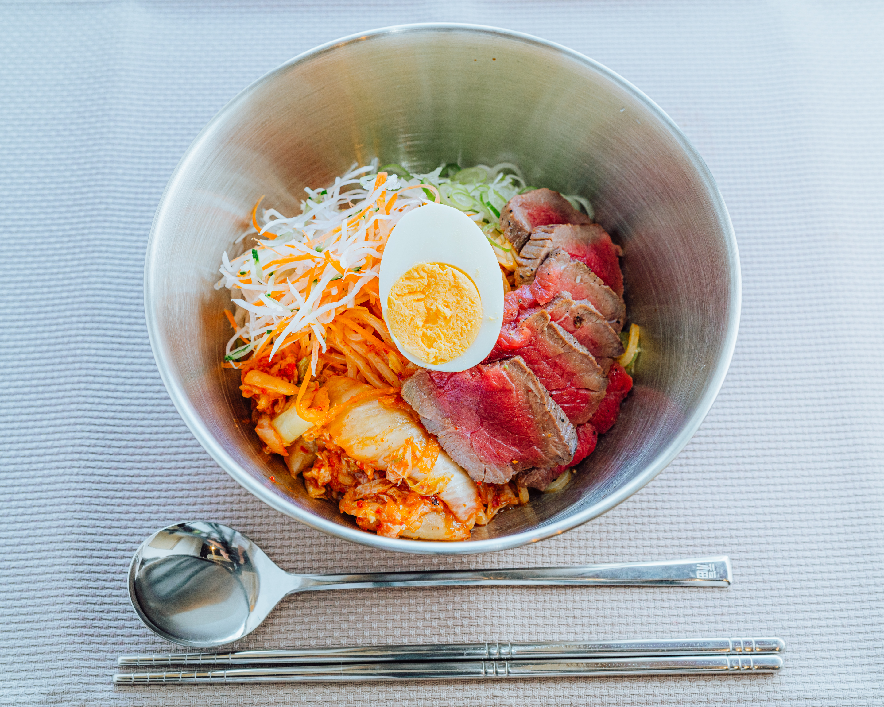 東京冷麺スタンド ローストビーフのせビビン麺 Beef Steak Bibim Noodles