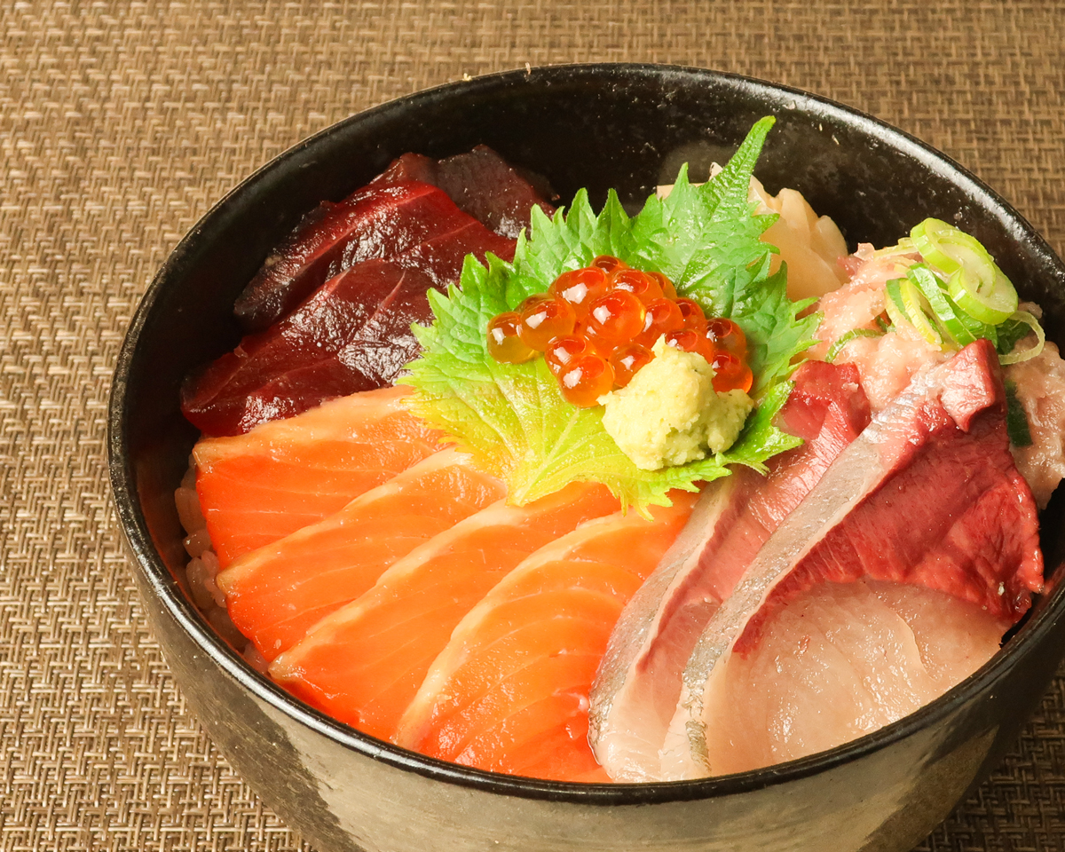 職人のシャリで食べるまぐろ丼 まぐろ近衛 間違いない「彩り5種盛丼」