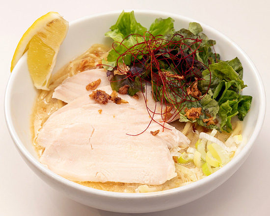 トクベツ。 鶏叉焼まし濃厚鶏白湯麺(薬味ネギ、レモン、鶏叉焼4枚、サニーレタス、フライドオニオン、糸唐辛子)