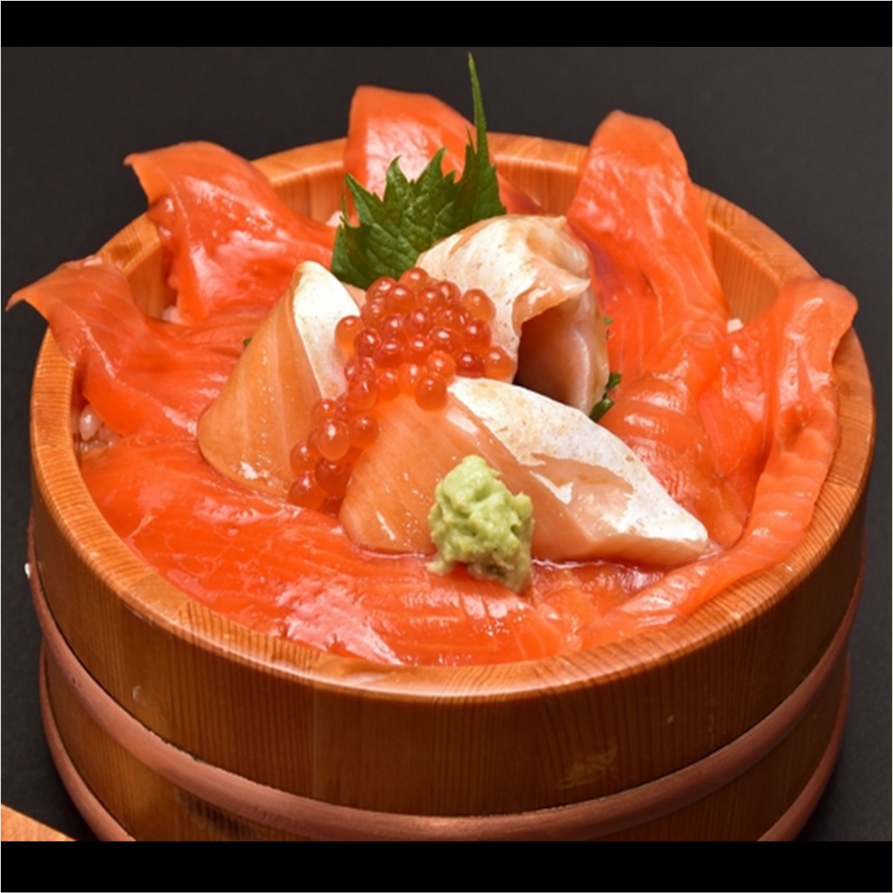 海鮮三崎港 秘伝タレまみれ「漬サーモン丼」