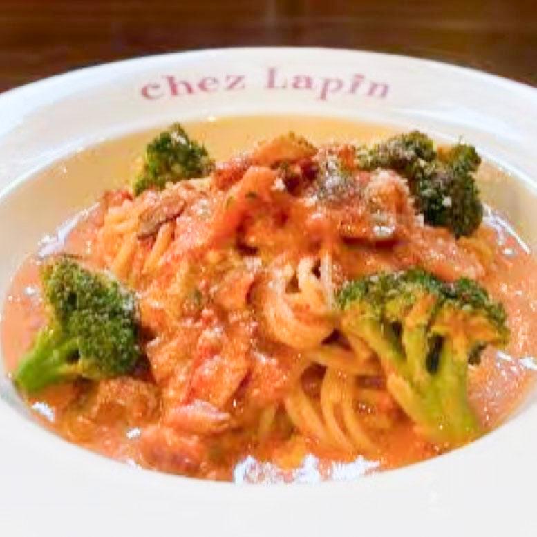 トラットリア シェ ラパン ベーコンとブロッコリーのトマトクリームソース スパゲッティ