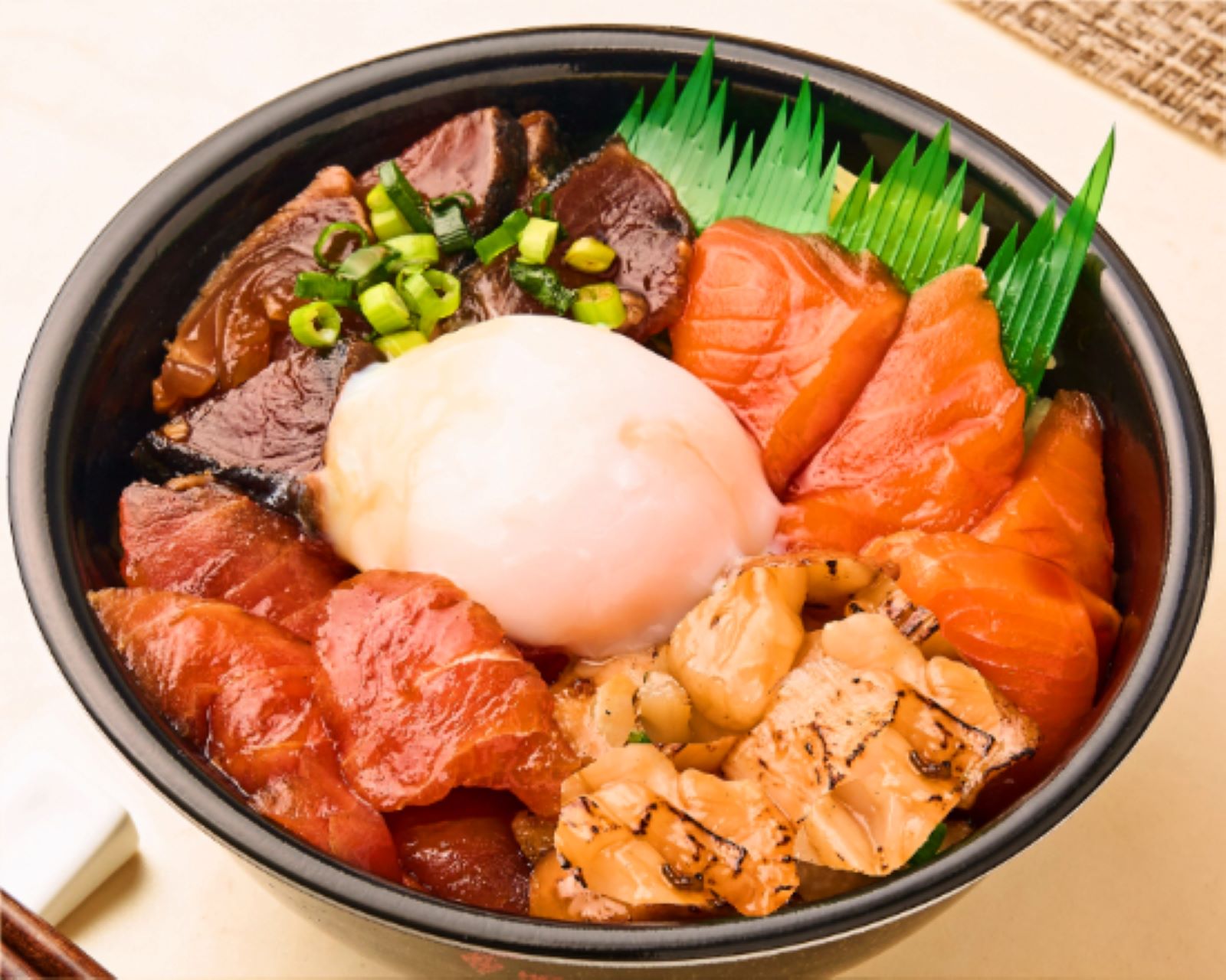 魚丼 漬け盛り温玉丼(147) ★温玉別容器