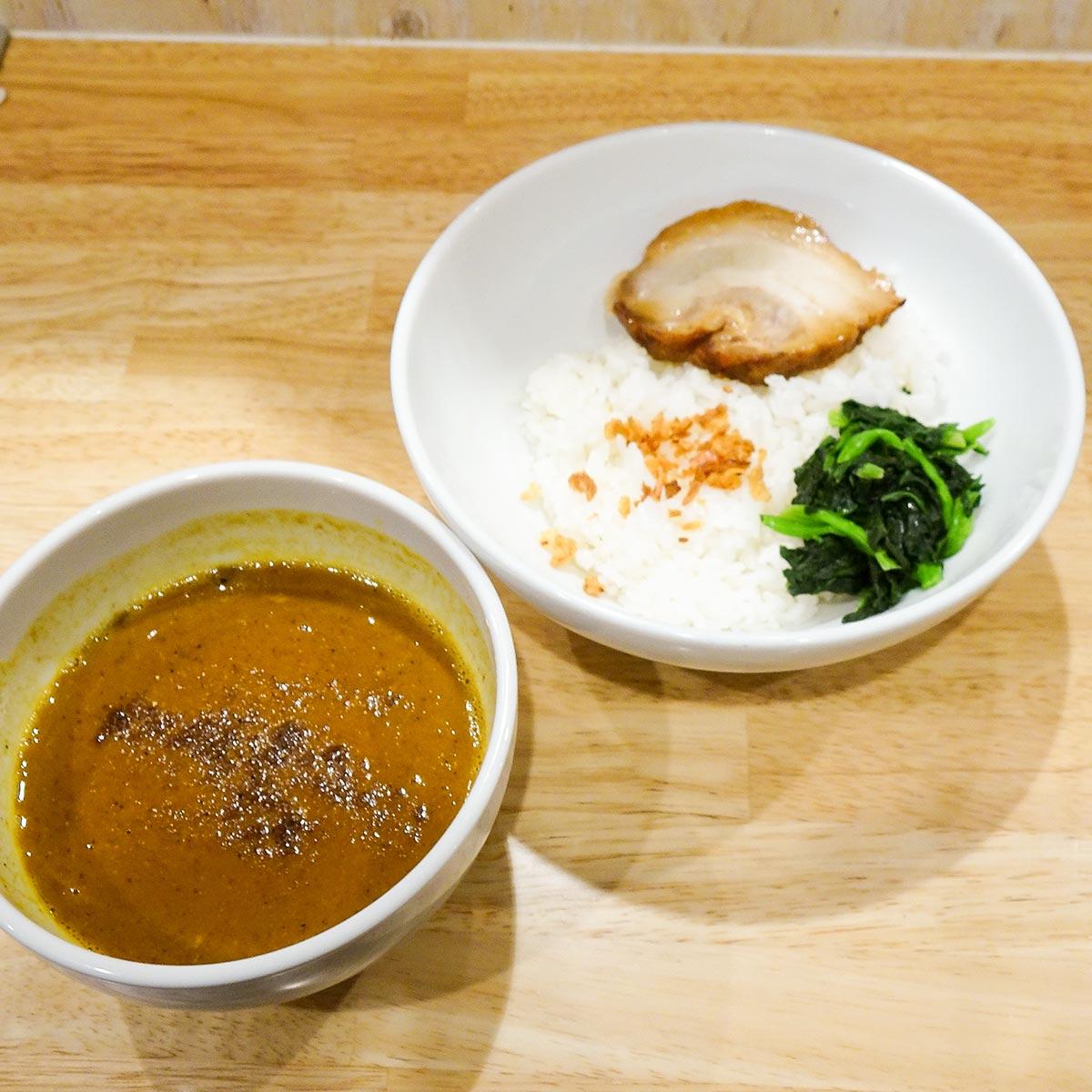 ほうれん草魚介豚骨ポークカレー(フライドオニオン、豚チャーシュー1枚、ほうれん草)