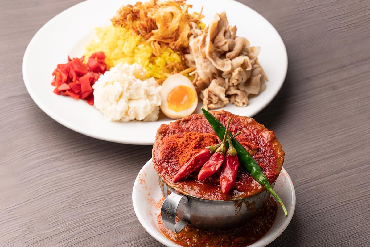 カレーは飲み物。 豚のスタミナ焼きのせ激辛！鶏のチリチリ赤カリー