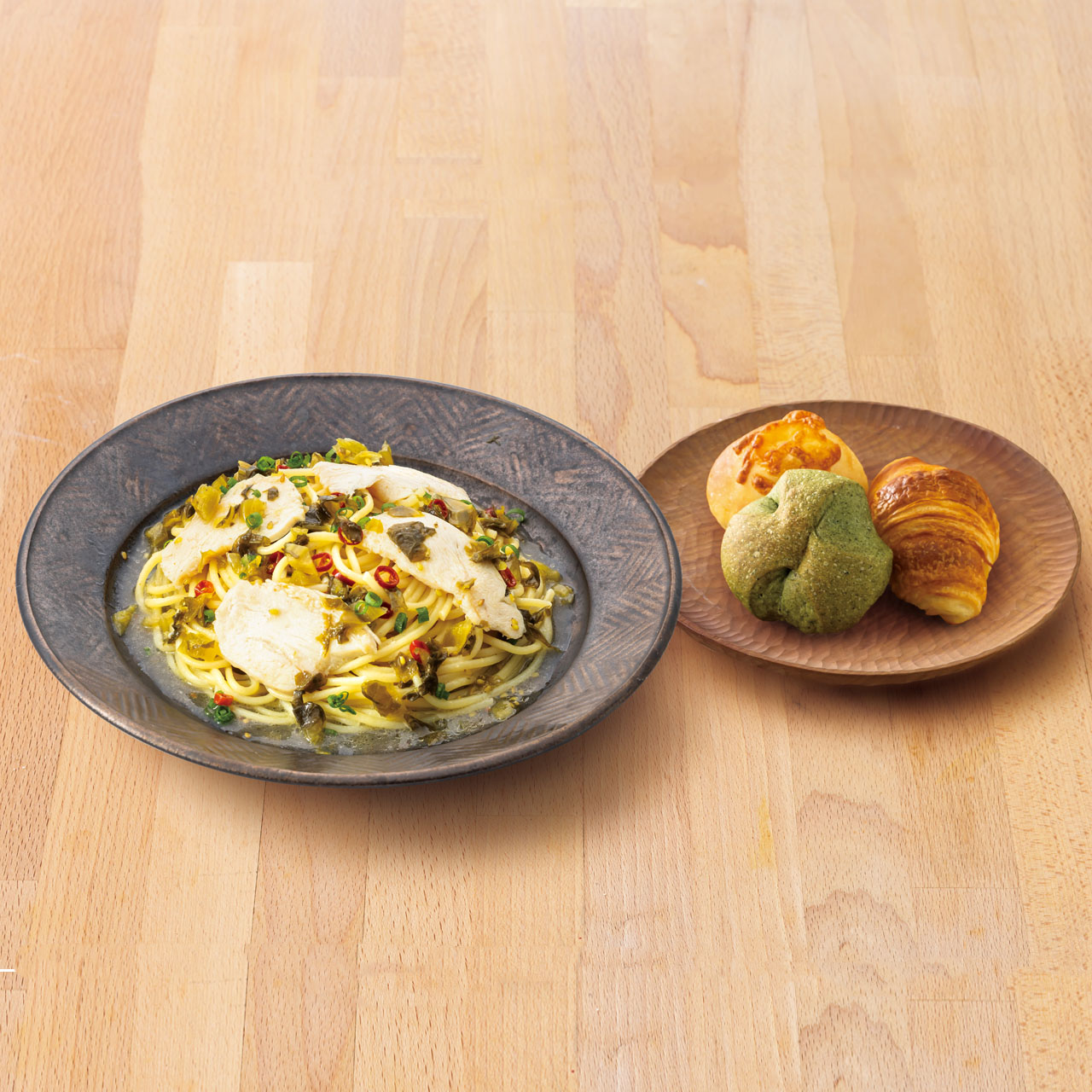 鎌倉パスタ 101.桜姫鶏と高菜のピリ辛おだしパスタ<パン3個付き>