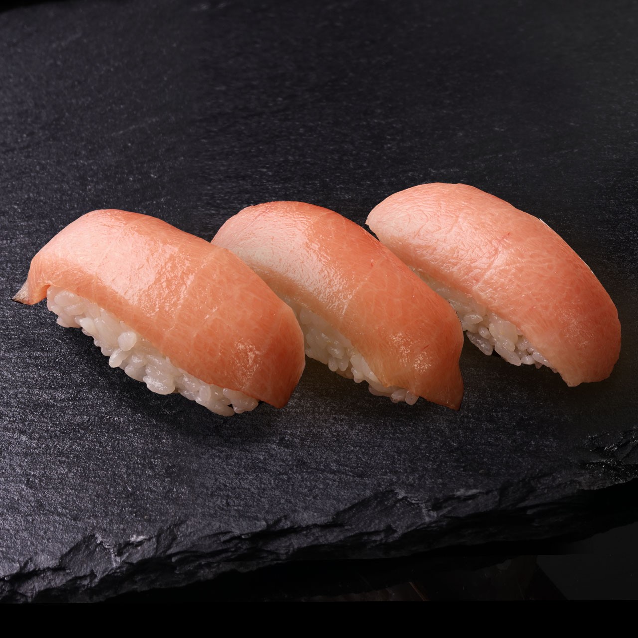 ちよだ鮨 本まぐろ中とろ(3貫)