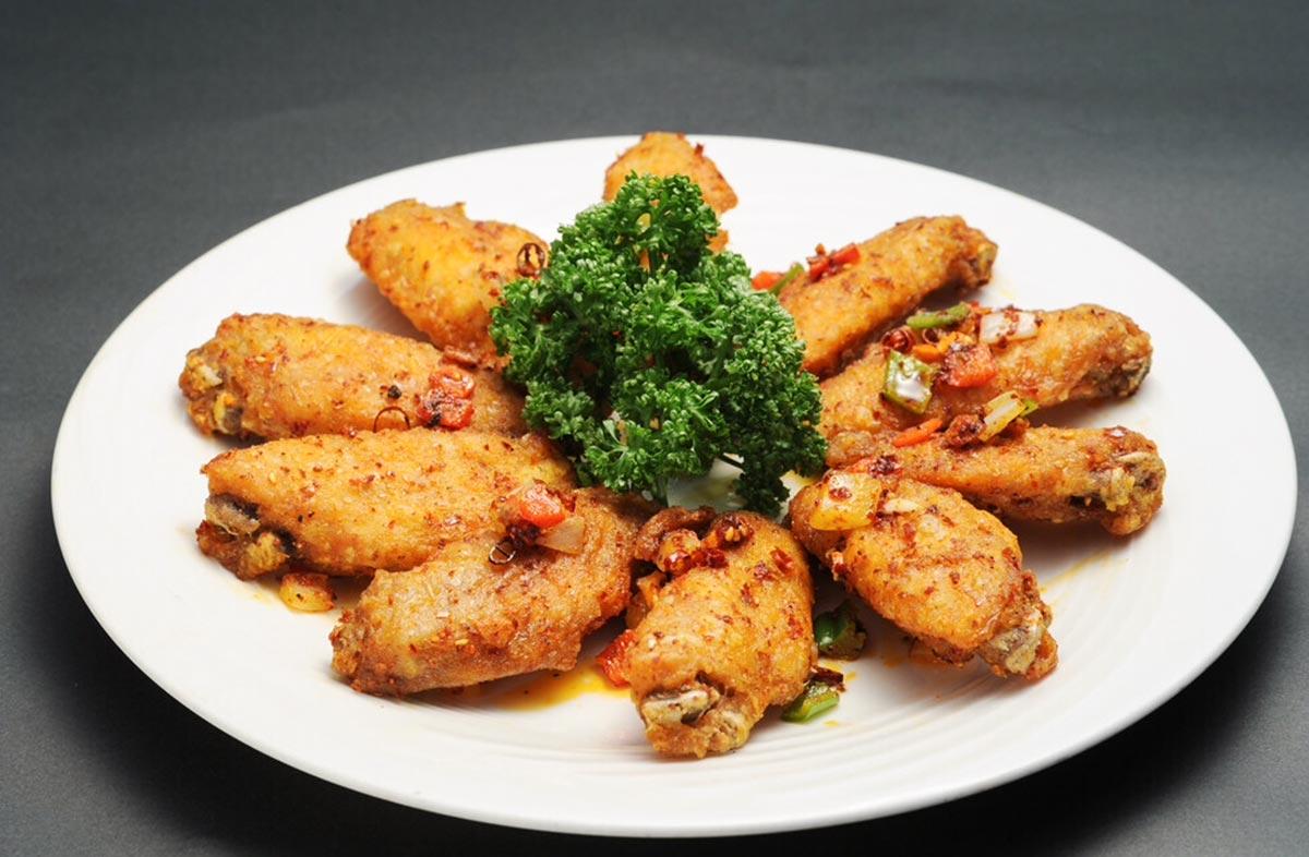 永利 揚げ鶏手羽先の山椒塩かけ