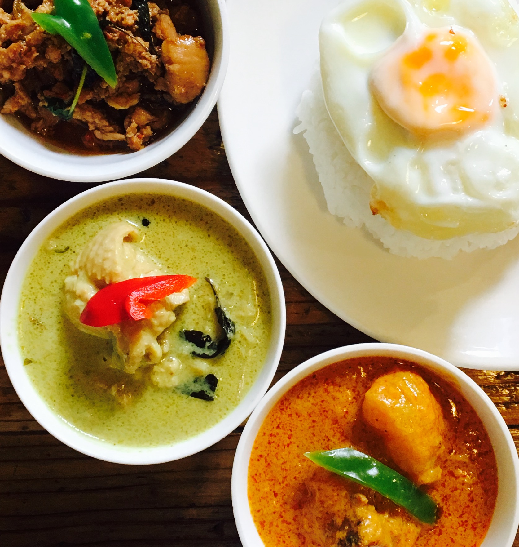 バンコックポニー食堂人気No.5 ชุด3อย่าง ガパオライス、グリーンカレー、チェンマイカレーの三種盛り 3 Curry Assortment