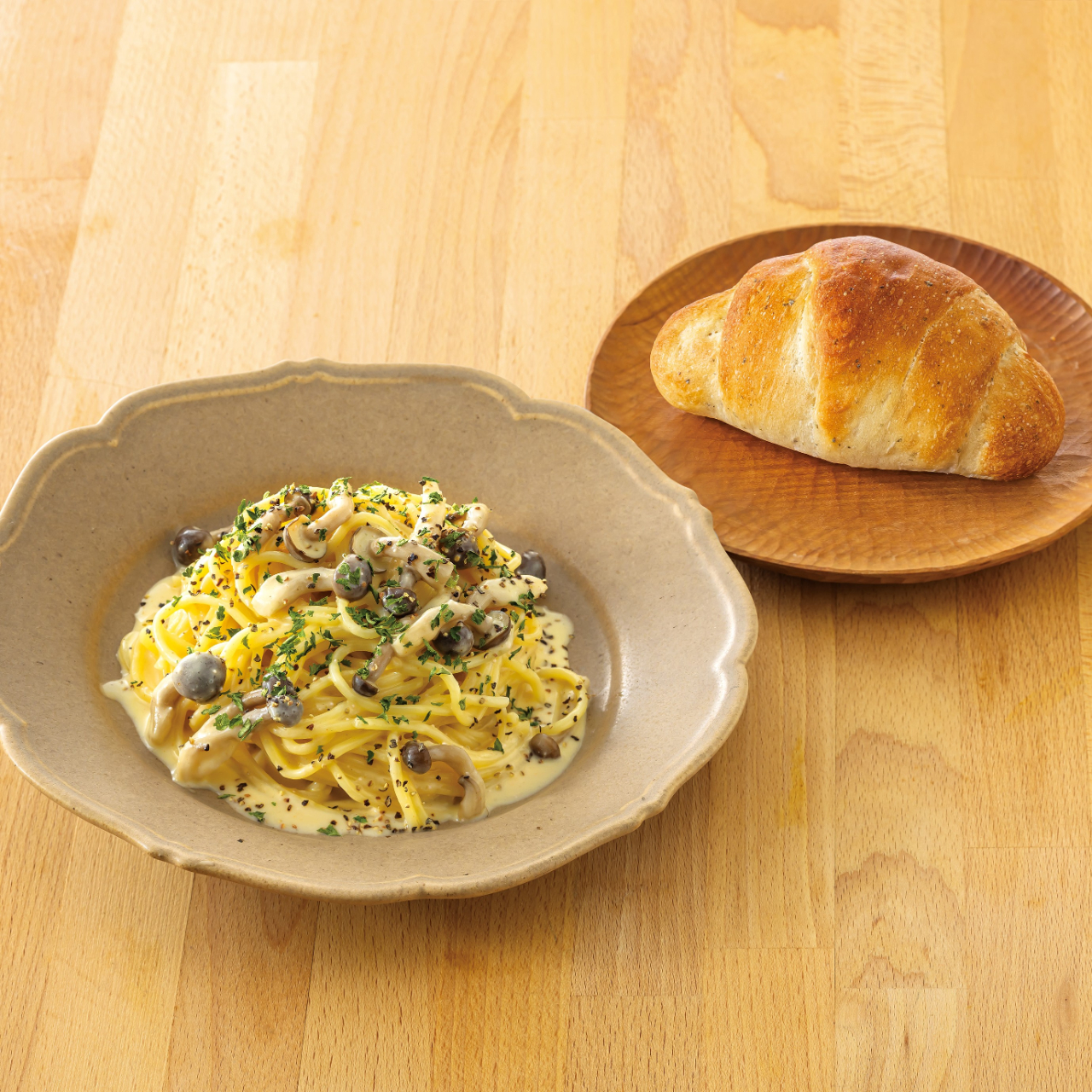 鎌倉パスタ 106.きのこの明太子クリームパスタ<名物バジルロール付き>