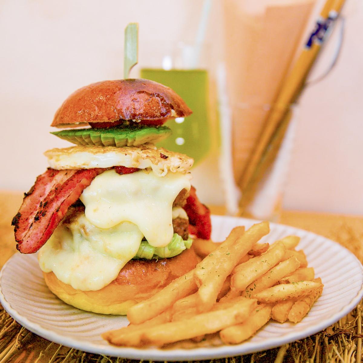 とにかく山盛りバーガー